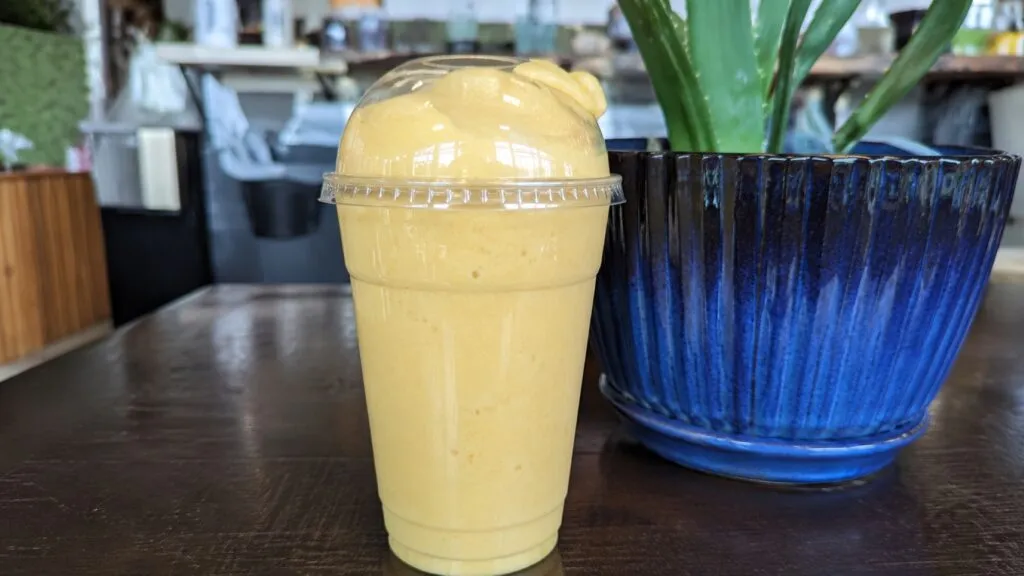 Batido de proteína con mango, plátano, leche de coco y polen de abeja en una cafetería de Estados Unidos.