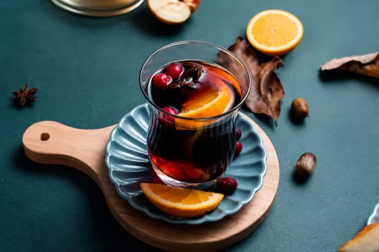 Bebidas híbridas de uva con manzana y naranja desarrolladas en España como una alternativa innovadora con menor alcohol.