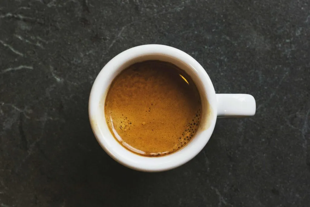 Café filtrado y expreso con distinta cantidad de cafeína según el método de preparación y recomendaciones de salud.