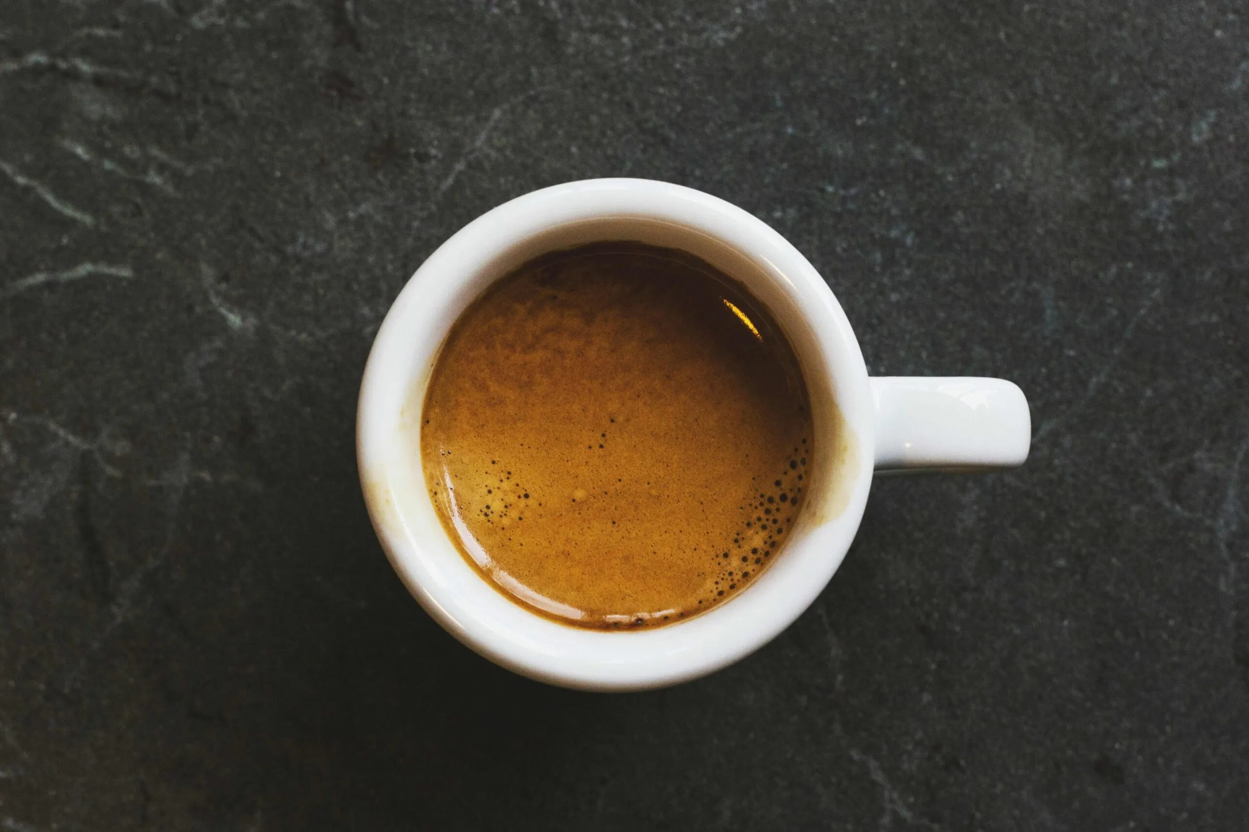Café filtrado y expreso con distinta cantidad de cafeína según el método de preparación y recomendaciones de salud.
