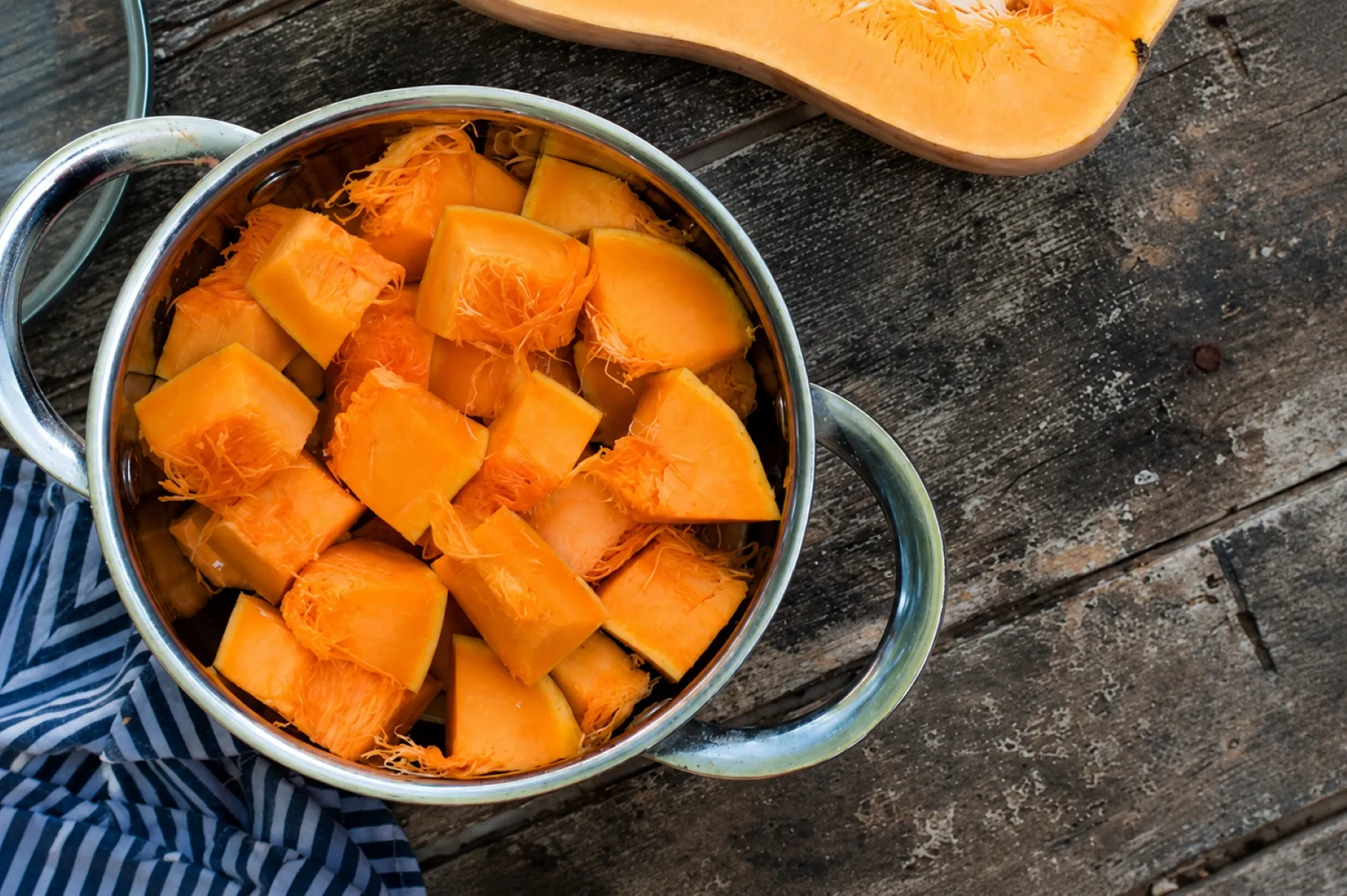 Beneficios de la calabaza con alimentos saludables ricos en fibra, vitamina A y antioxidantes para una alimentación equilibrada.