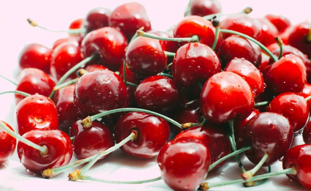 Cerezas frescas con fibra, potasio y antioxidantes que favorecen el tránsito intestinal y apoyan una presión arterial saludable.