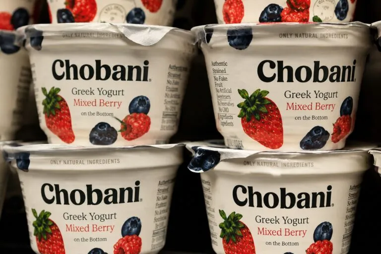 Demanda por café frío entre Chobani y Danone en Estados Unidos por el diseño de envases de café listo para beber.