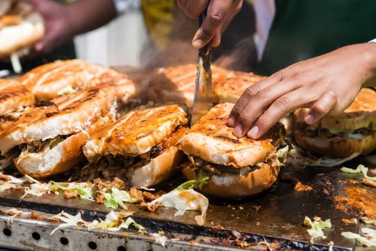 Comer en la calle con puestos limpios y alimentos preparados con buenas prácticas de higiene y seguridad alimentaria.