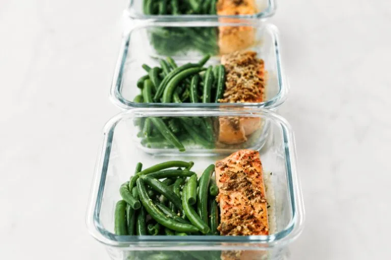 Comer lo mismo todos los días con un menú saludable y equilibrado organizado en recipientes.
