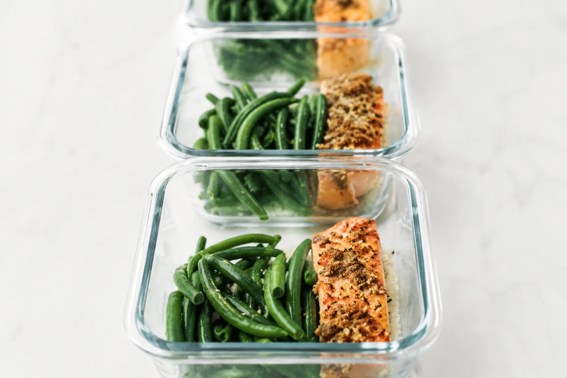 Comer lo mismo todos los días con un menú saludable y equilibrado organizado en recipientes.