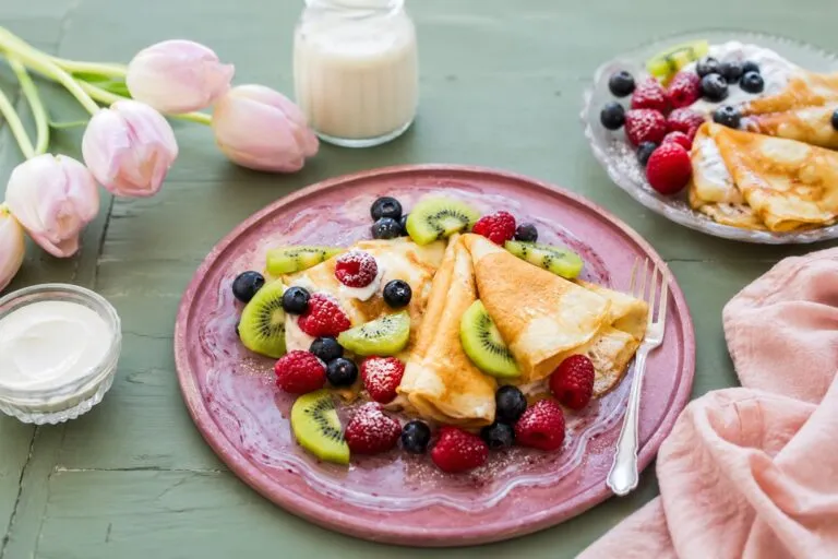 Crepas caseras con receta sencilla de MasterChef 24/7 acompañadas de fruta fresca y preparadas en casa.