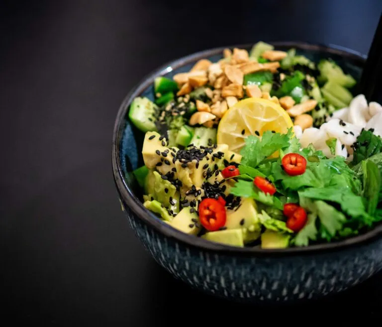 Dieta baja en proteínas con alimentos vegetales y pescado para favorecer un envejecimiento más saludable.