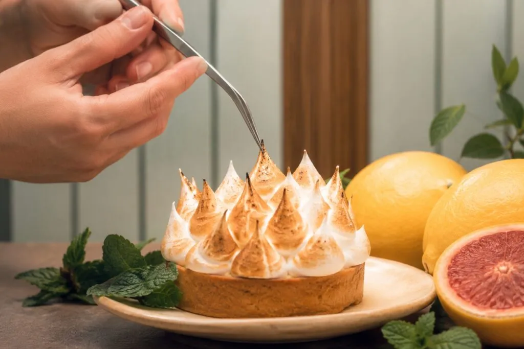 Postres con sabor ácido elaborados con frutas cítricas y frutos rojos en una repostería de España.