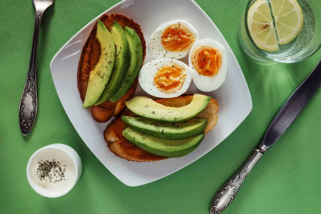 Grasas buenas y grasas malas con alimentos saludables para una alimentación equilibrada y cuidado del corazón.