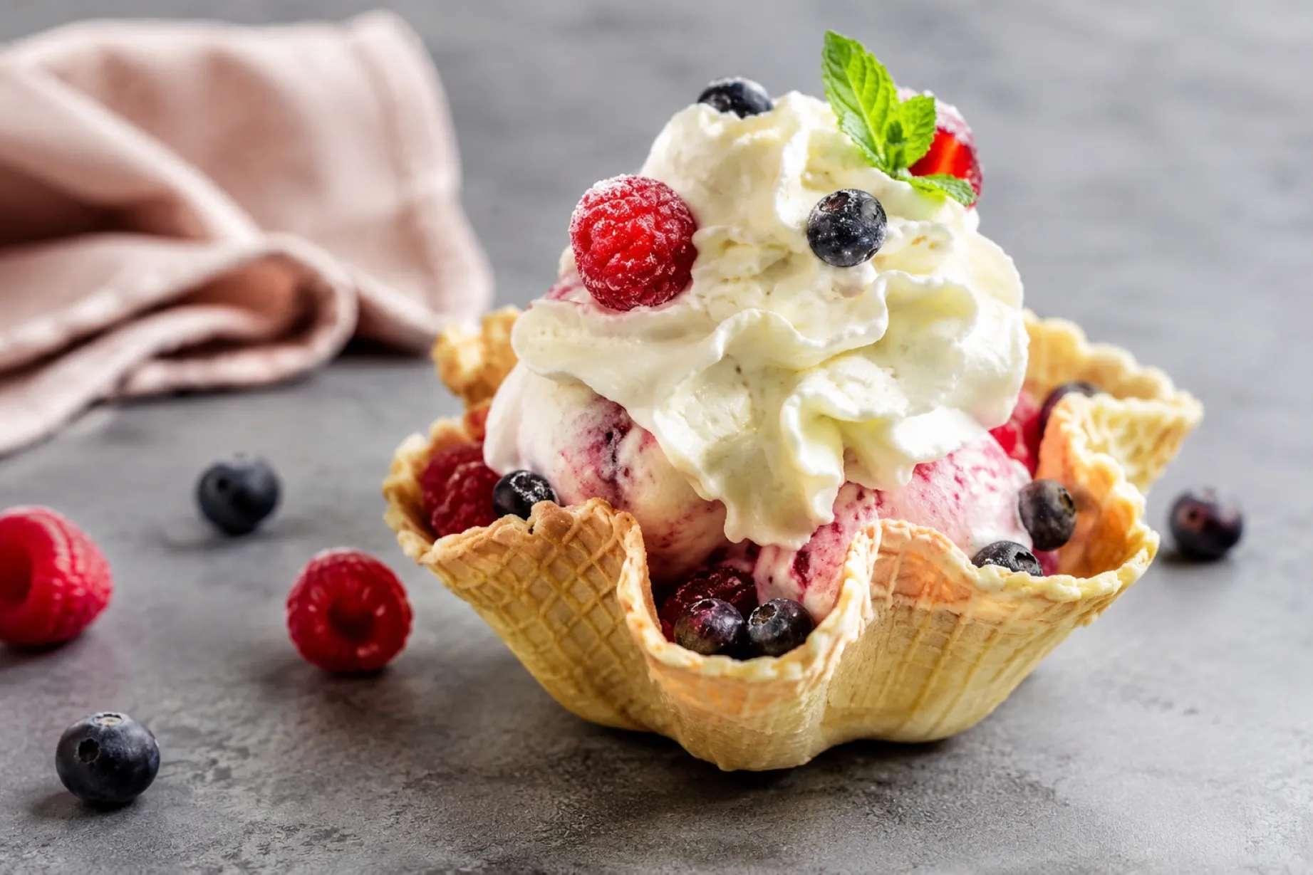 Helado saludable con queso fresco batido y frutos rojos rico en proteína y antioxidantes preparado de forma casera.
