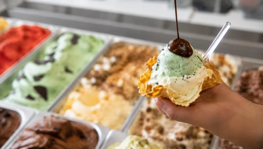 Helado artesanal en España elaborado con ingredientes frescos y sabores naturales durante la temporada de verano