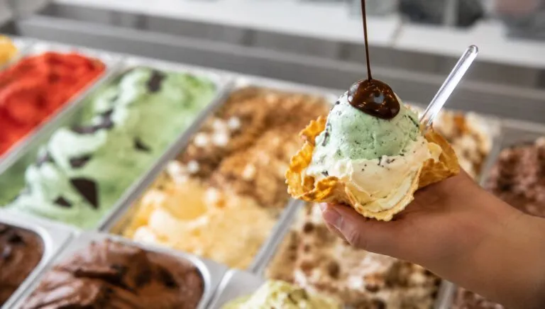 Helado artesanal en España elaborado con ingredientes frescos y sabores naturales durante la temporada de verano