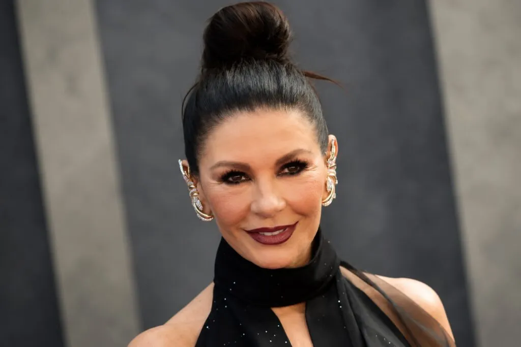 Desayuno saludable con avena caliente, banana y moras inspirado en la rutina de Catherine Zeta-Jones.