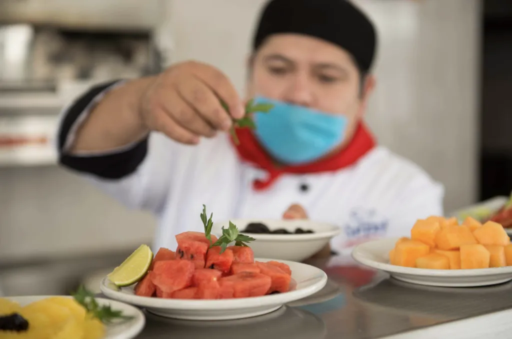 Alimentos funcionales con probióticos, fibras y antioxidantes promovidos por La Cosmopolitana para una mejor nutrición.