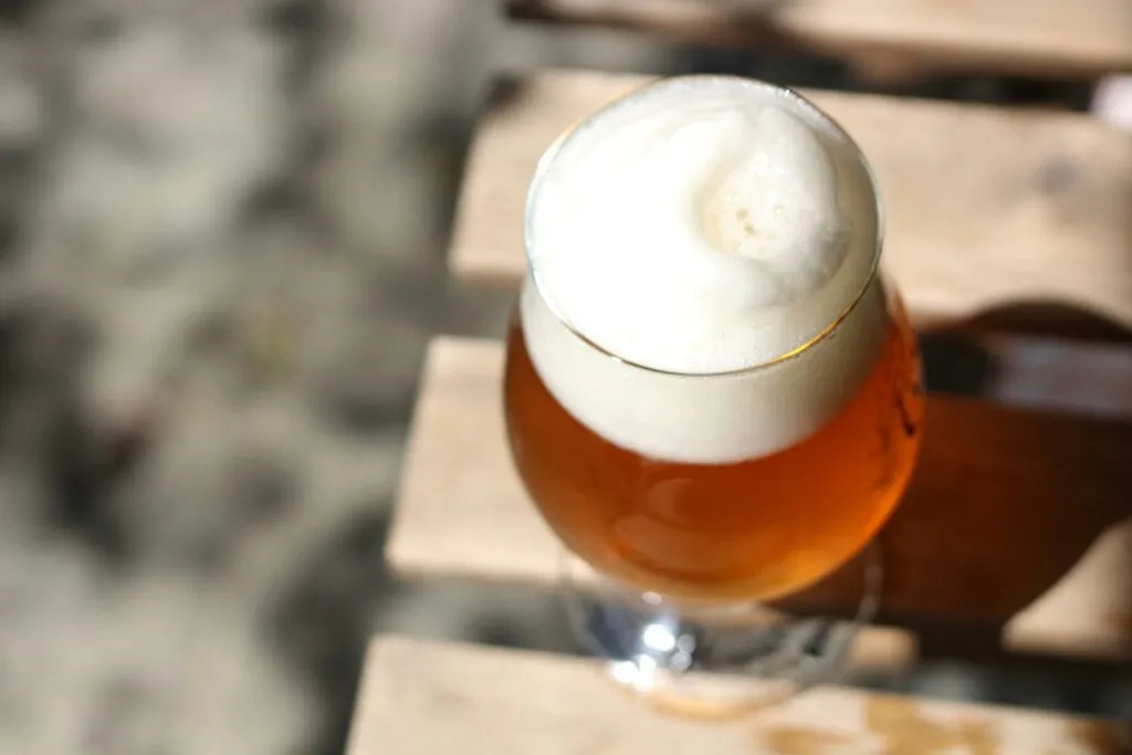 Espuma de la cerveza que ayuda a reducir la oxidación y conservar mejor el sabor y los aromas.