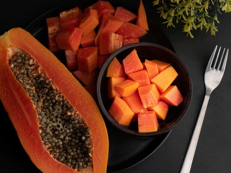 Papaya para el tránsito intestinal con fibra y nutrientes que favorecen la digestión y ayudan a reducir la hinchazón.