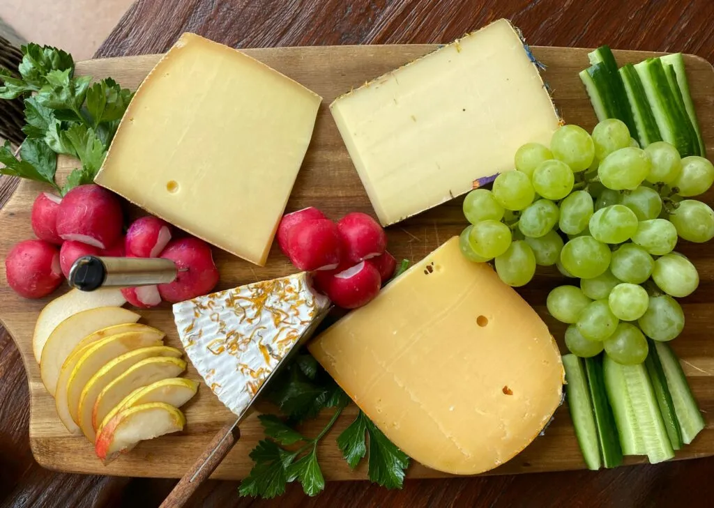 Tabla con queso vegetal de textura cremosa y firme, ideal para una alimentación basada en plantas.