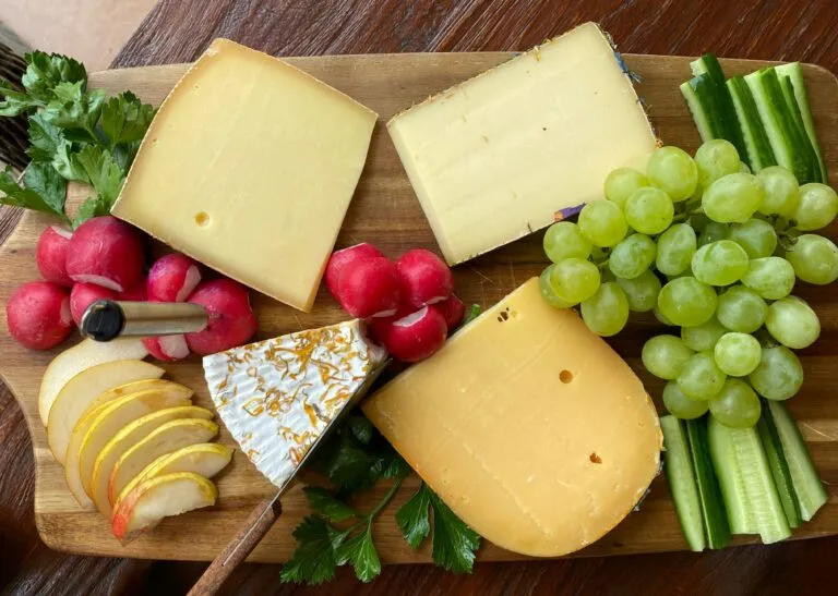 Tabla con queso vegetal de textura cremosa y firme, ideal para una alimentación basada en plantas.