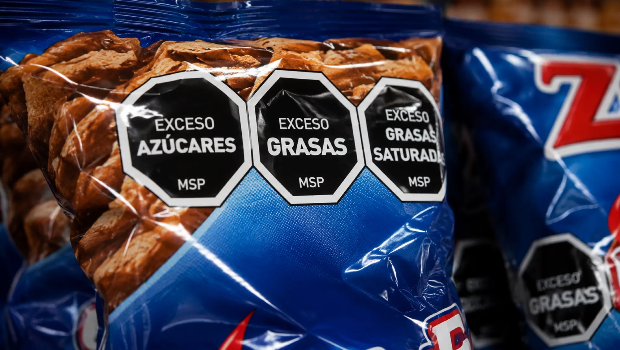 Ley de etiquetado en productos alimenticios con sellos de advertencia en un supermercado.