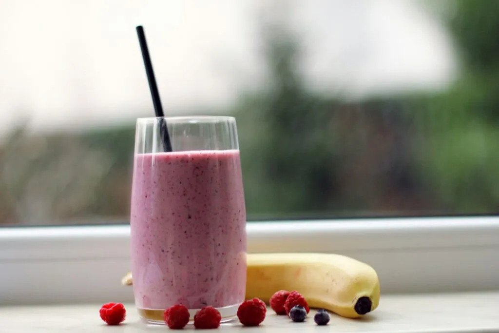 Licuado con proteína preparado con yogur griego, tofu, frutas y semillas para aumentar la saciedad de forma natural.