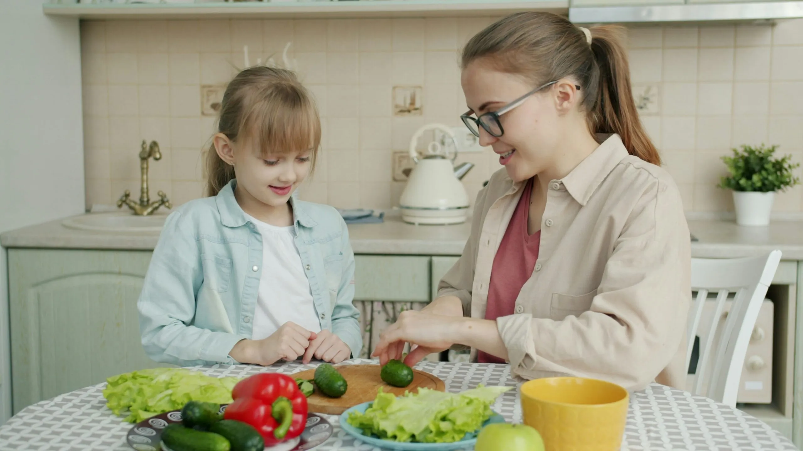 Nutrición infantil con niños disfrutando una alimentación saludable y equilibrada en familia.