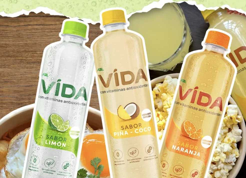 Botellas de Agua VIDA con Antioxidantes acompañando un menú saludable con frutas y ensaladas.