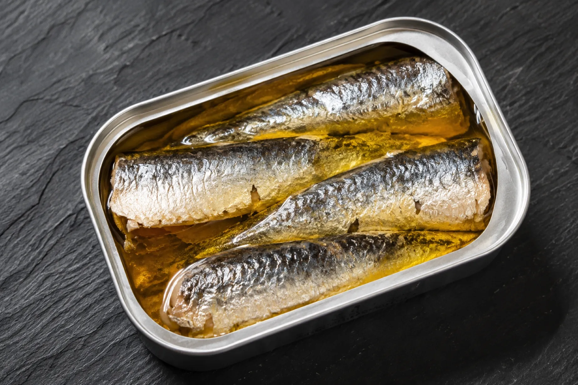 Pescado en lata con omega 3 y proteínas como opción saludable para una alimentación equilibrada.
