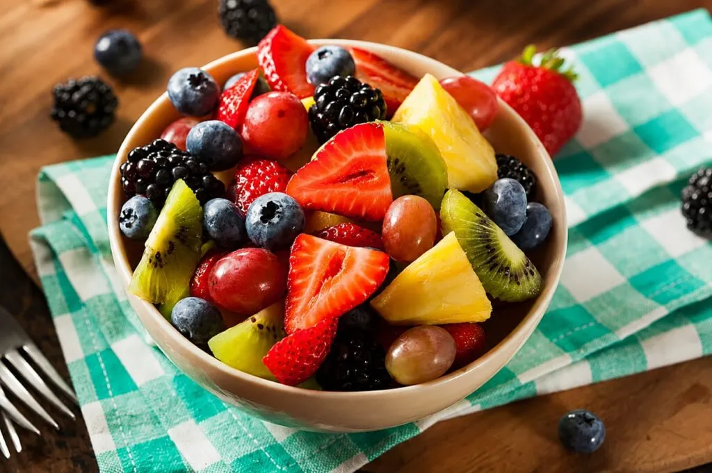 Pesticidas en frutas con uvas, fresas y naranjas según informe europeo sobre residuos y seguridad alimentaria
