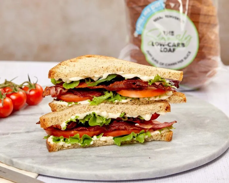 Sándwiches saludables preparados con pan integral, verduras frescas y proteínas para un desayuno equilibrado.