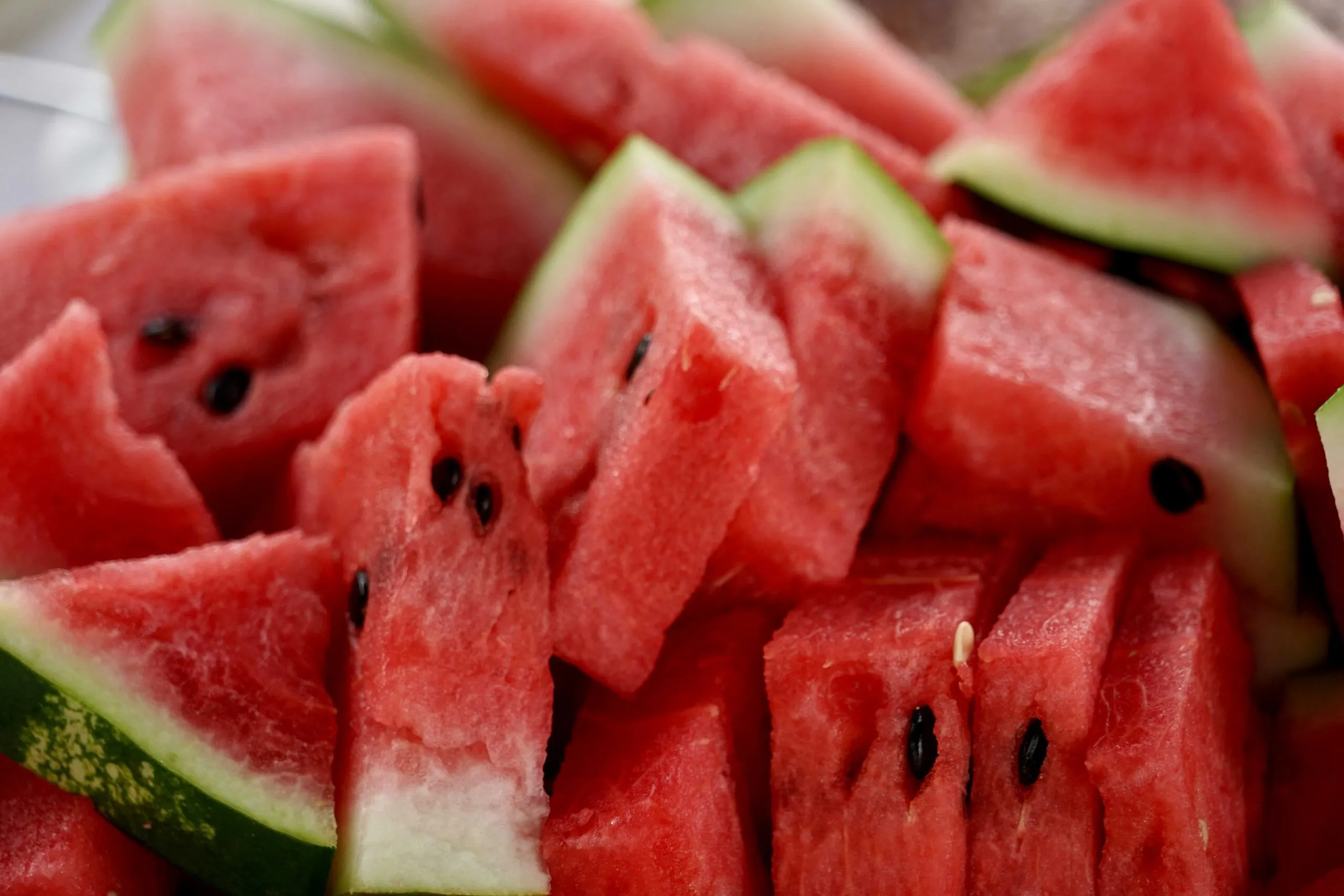 Sandía para diabetes servida en porciones adecuadas junto con melón cantalupo dentro de una alimentación equilibrada.