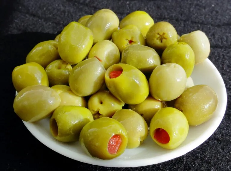 Aceitunas con grasas monoinsaturadas y fibra servidas como parte de una dieta equilibrada