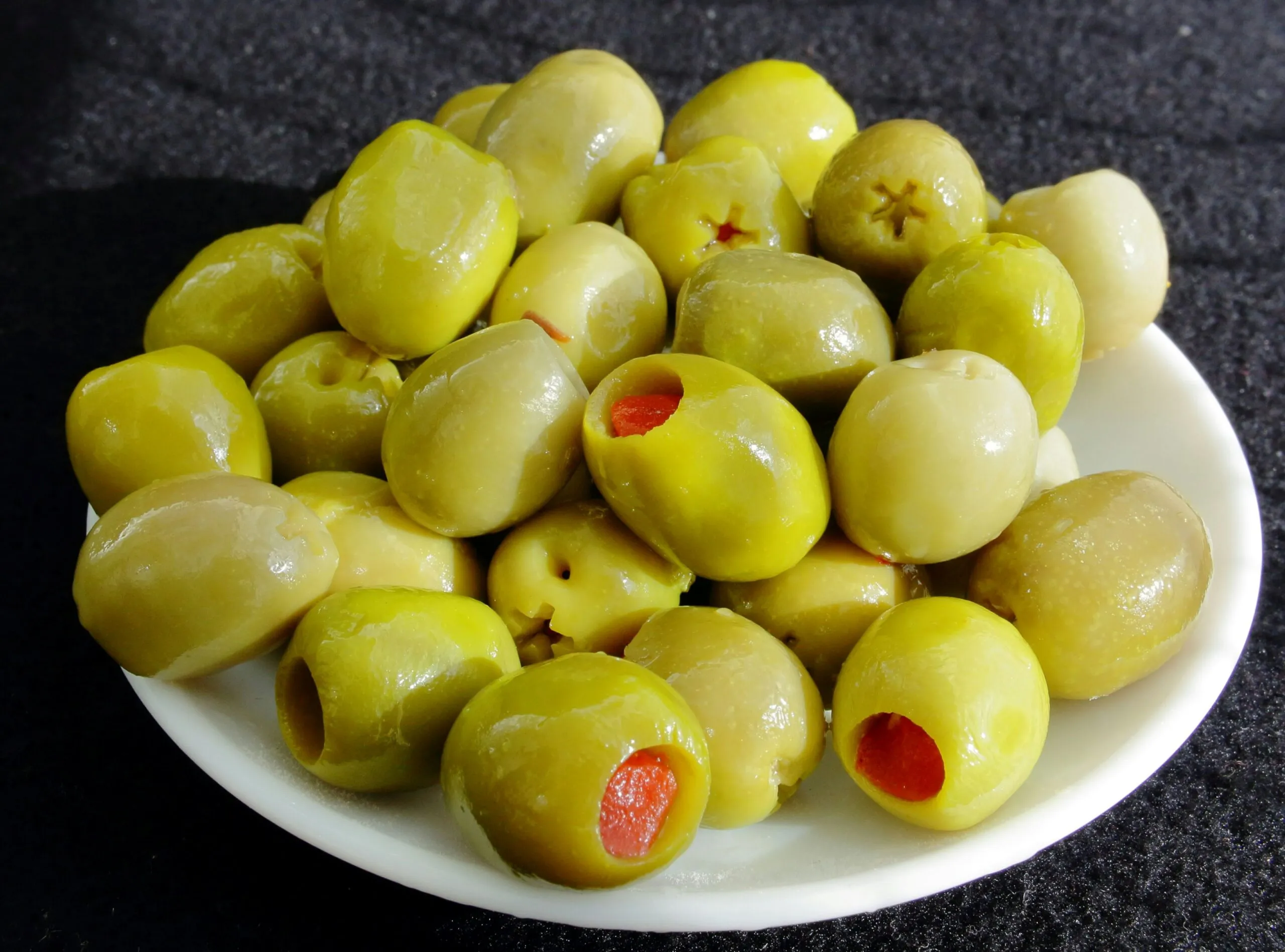 Aceitunas con grasas monoinsaturadas y fibra servidas como parte de una dieta equilibrada