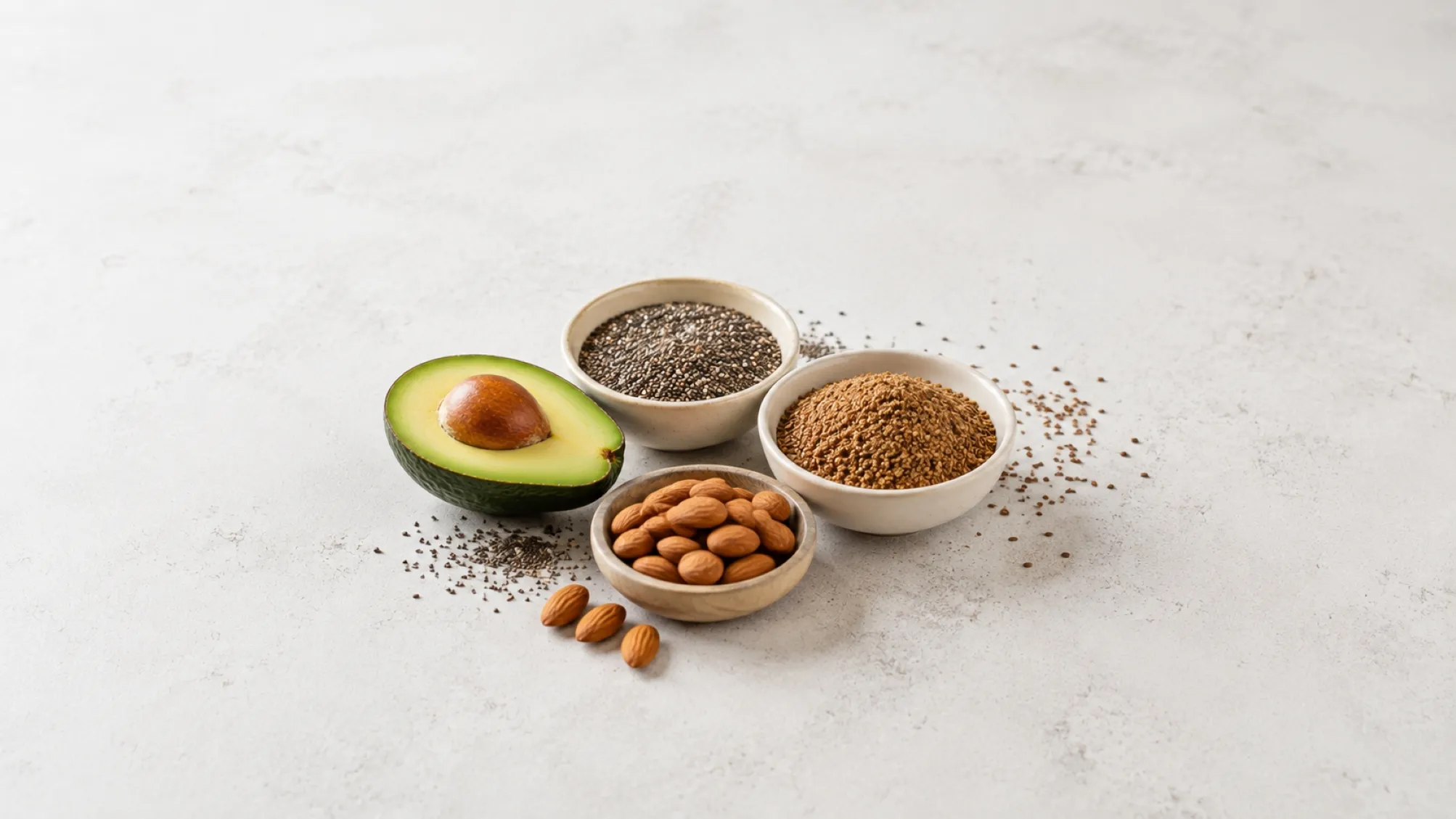Alimentos con fibra y grasas saludables como aguacate, chía, lino y almendras