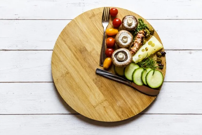 Ayuno intermitente y alimentación saludable con opciones equilibradas para cuidar la salud