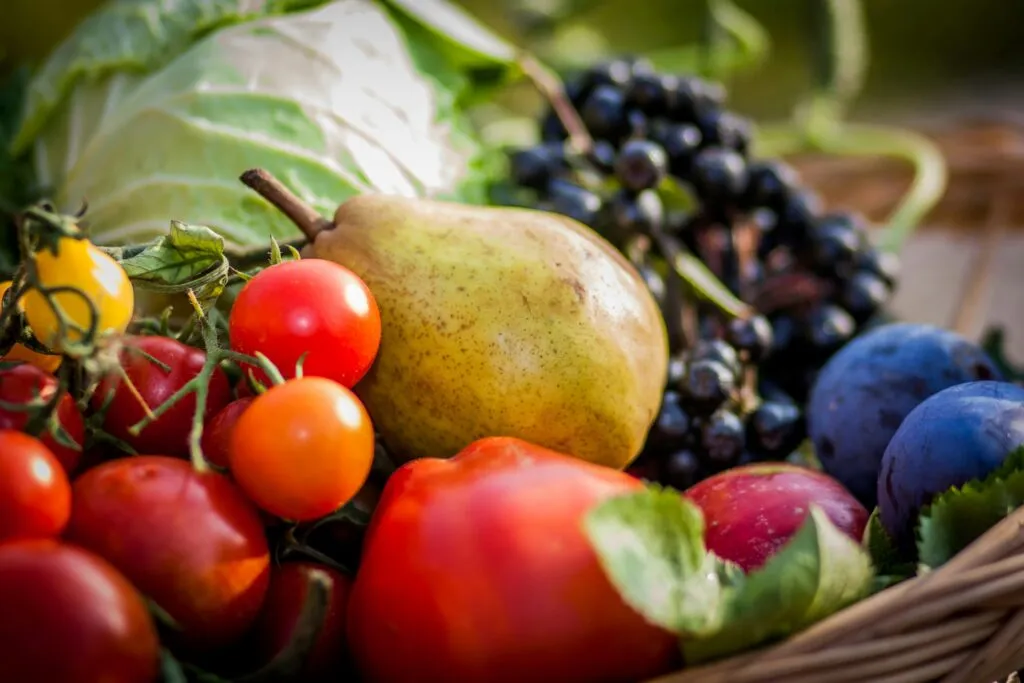 Frutas y verduras frescas para favorecer una digestión saludable y una alimentación equilibrada.