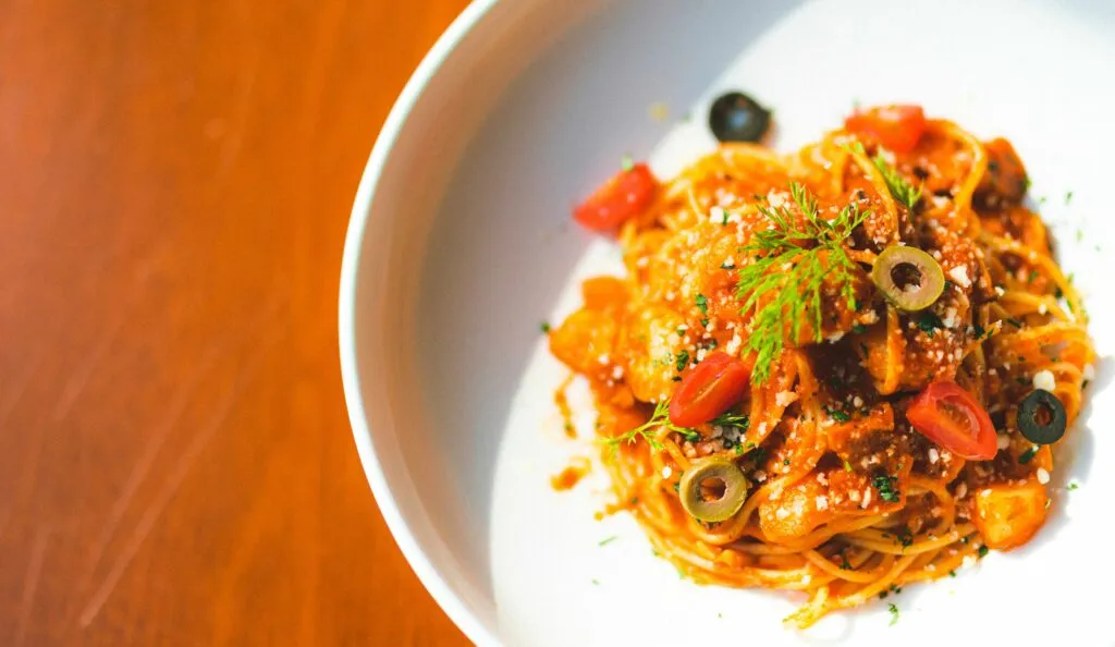 Recetas de pasta saludables con verduras, cereales integrales y alimentos frescos para preparar platos equilibrados.