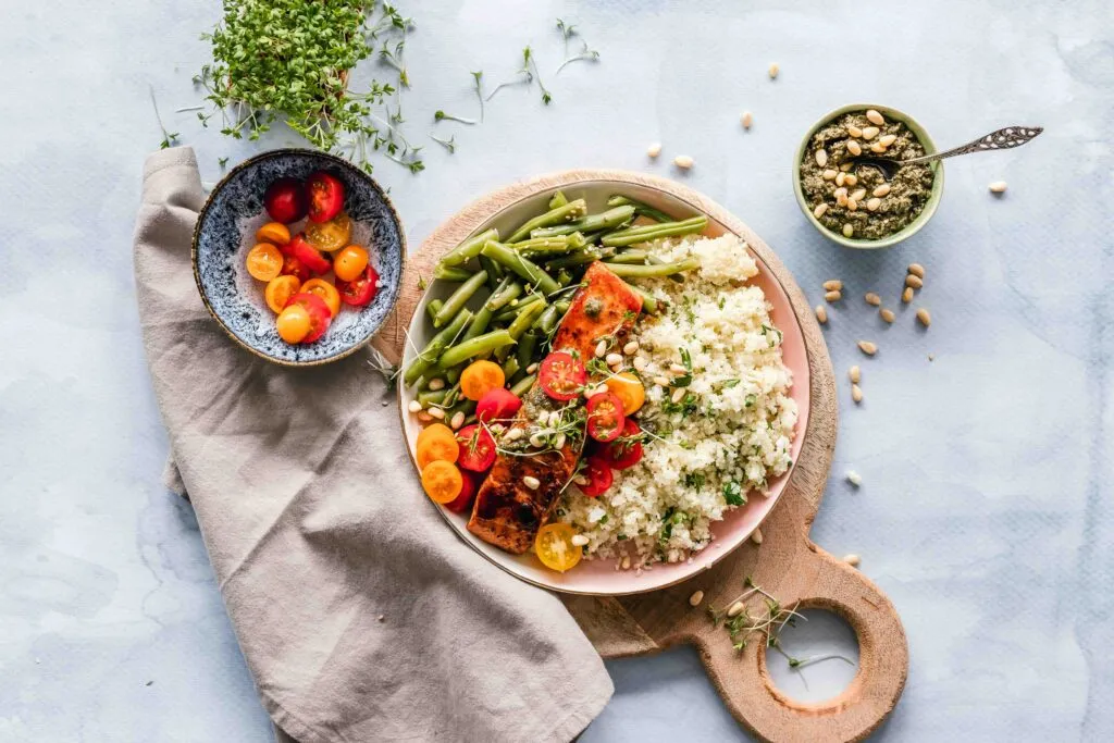 Dieta vegana baja en grasa con alimentos que pueden reducir la densidad energética y las calorías diarias