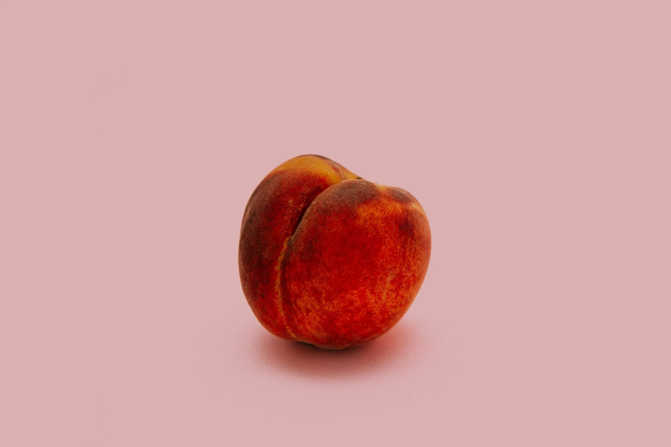 Durazno con cáscara, fuente de fibra, vitaminas y antioxidantes dentro de una alimentación saludable