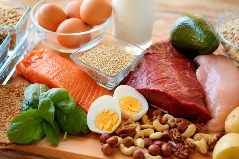 Alimentos ricos en proteínas junto a una persona con estilo de vida sedentario para ilustrar los efectos del exceso de proteína.