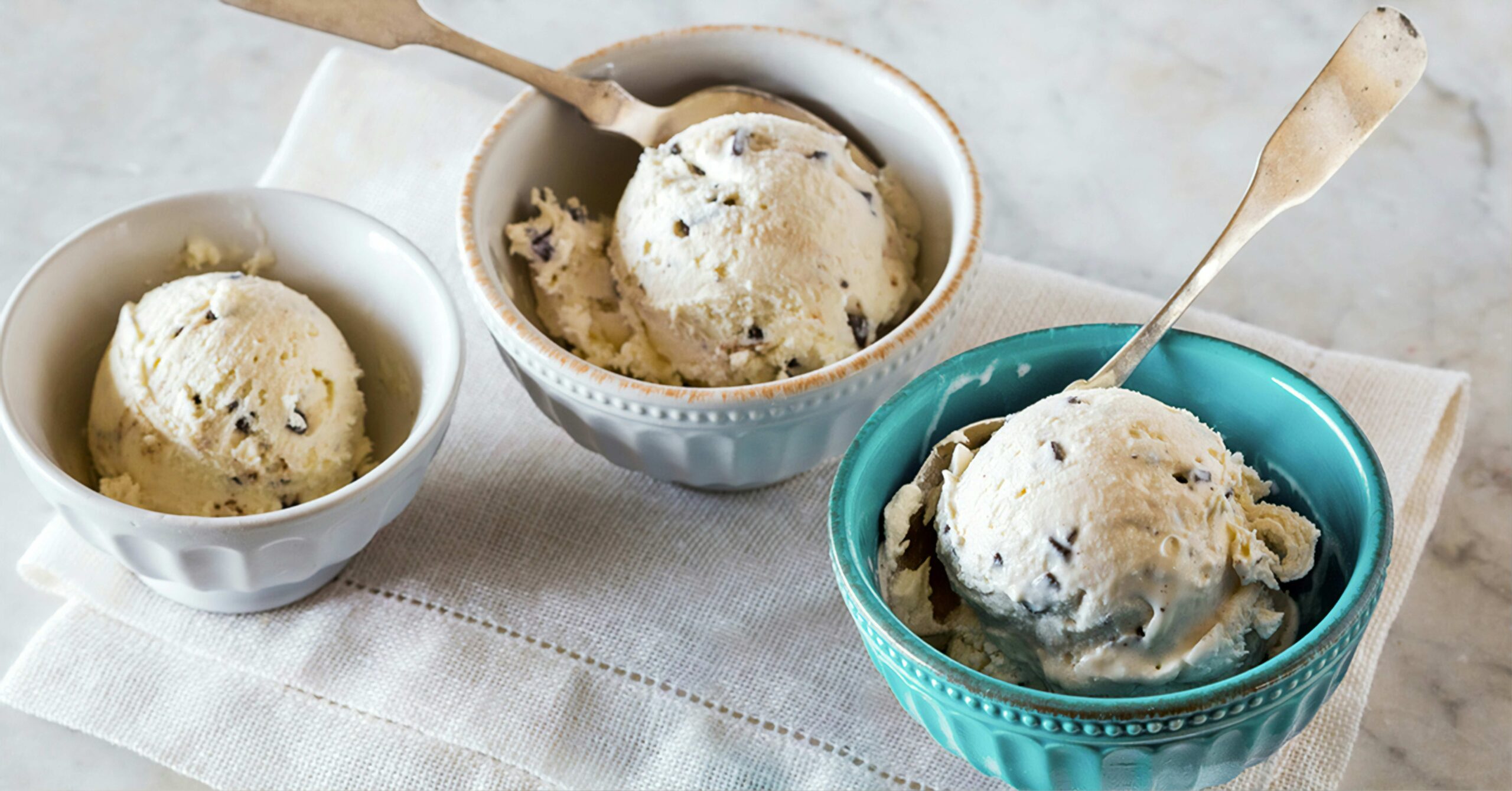 Helado sin azúcar servido en un recipiente junto a ingredientes que representan una alimentación saludable y equilibrada.