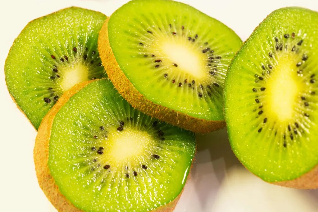 Kiwi con fibra soluble dentro de una alimentación saludable para el colesterol alto