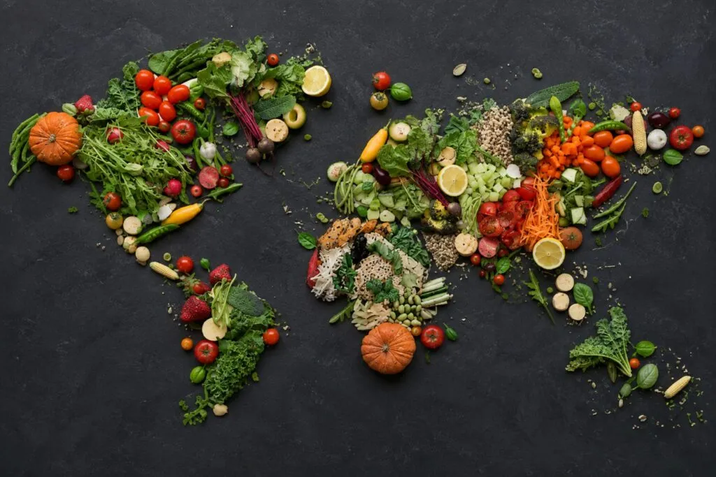Mapa de la alimentación mundial con alimentos representativos de distintos países y hábitos alimentarios saludables.