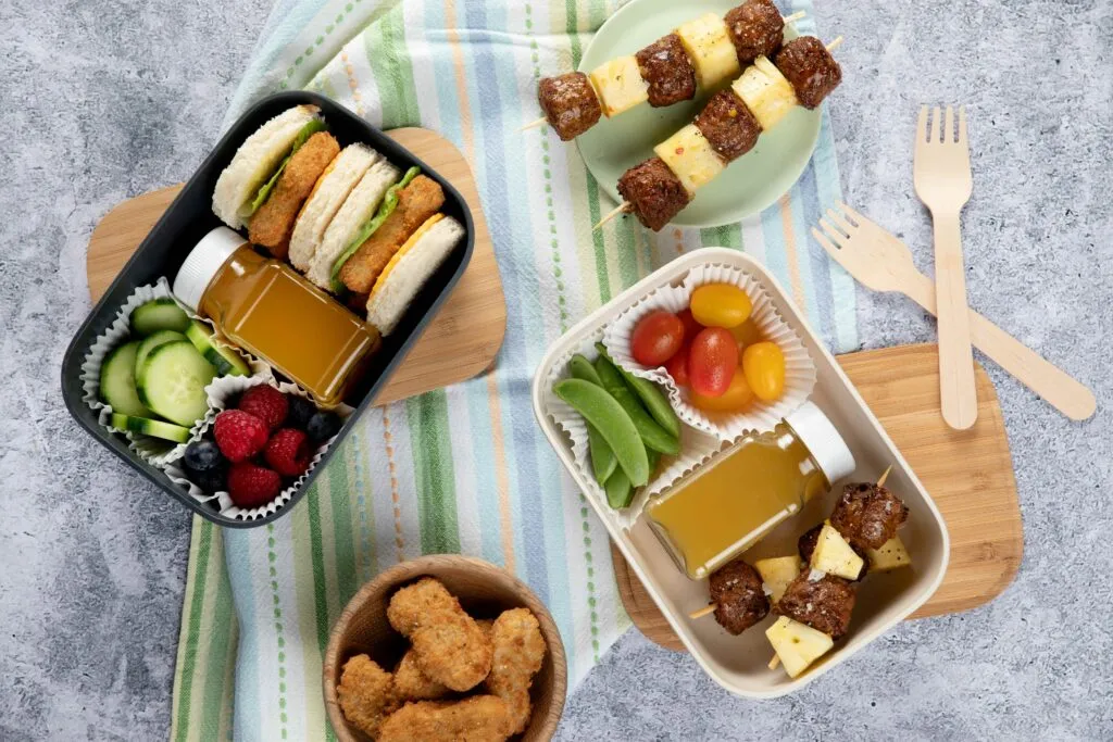 Lonchera escolar nutritiva con proteínas, cereales, frutas, verduras y agua