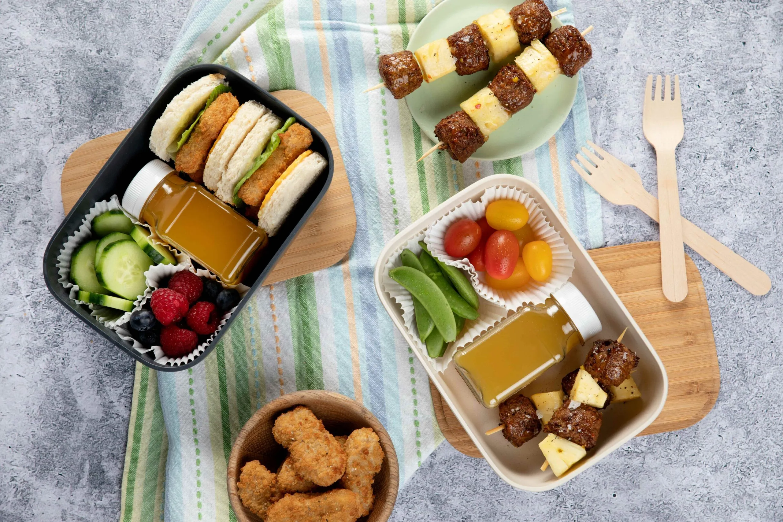Lonchera escolar nutritiva con proteínas, cereales, frutas, verduras y agua