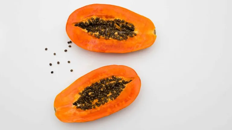 Papaya y digestión con fibra, agua y papaína dentro de una alimentación variada