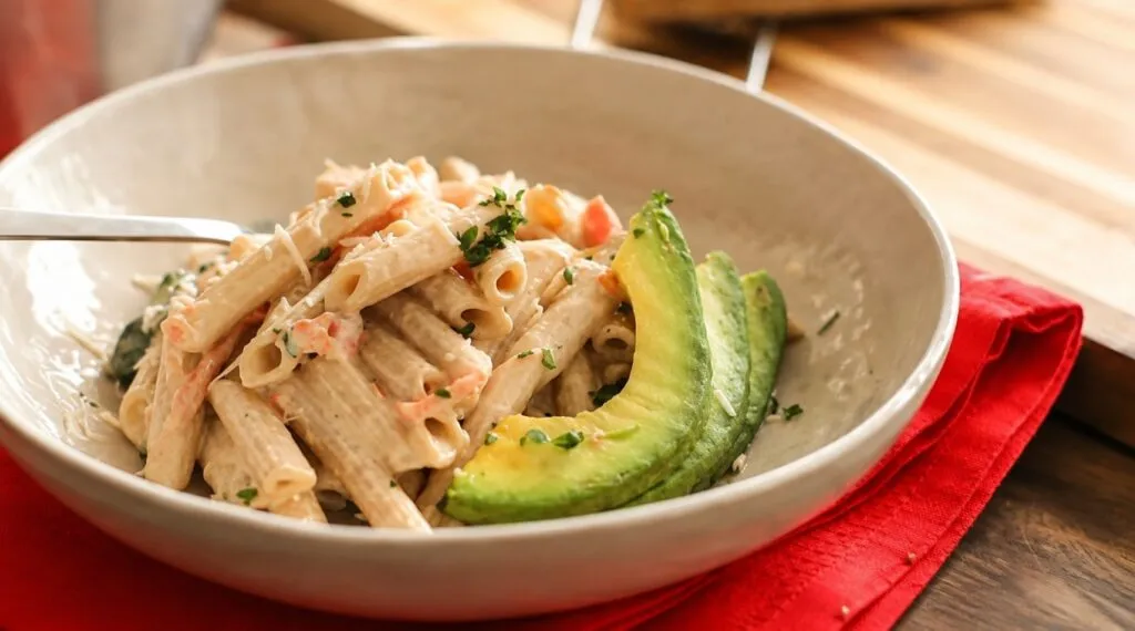 Plato de pasta integral rica en fibra dentro de una alimentación equilibrada para favorecer la saciedad