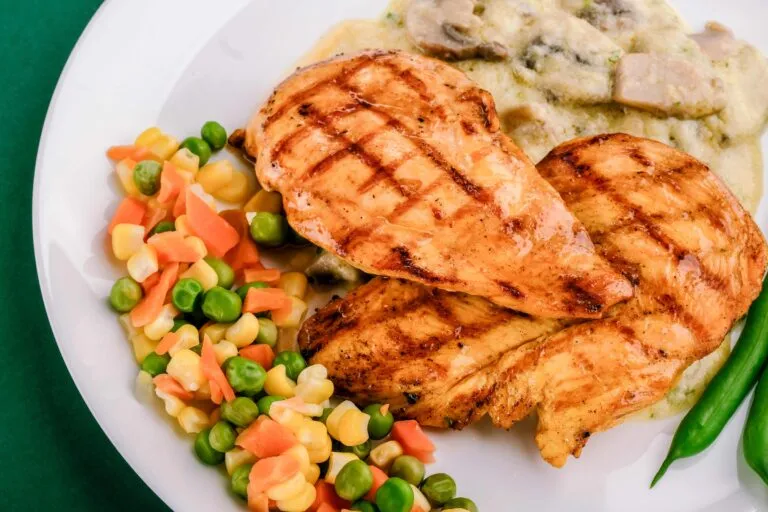 Pollo a la plancha jugoso con leche evaporada, caldo y champiñones en salsa cremosa.