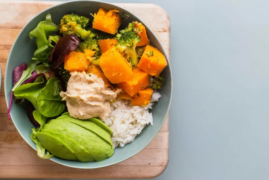 Proteínas vegetales con legumbres, soya, frutos secos y semillas para una alimentación variada sin carne