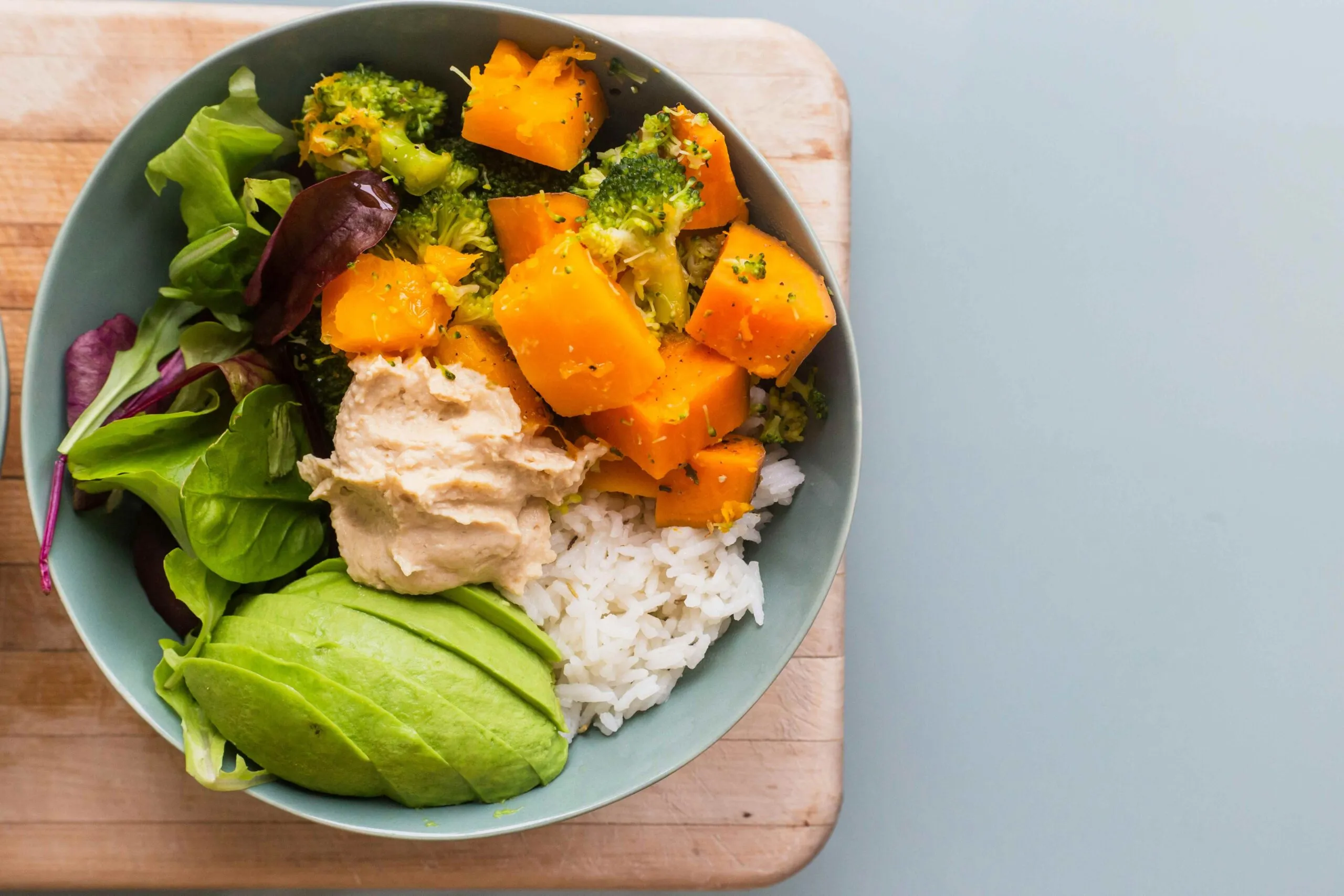 Proteínas vegetales con legumbres, soya, frutos secos y semillas para una alimentación variada sin carne